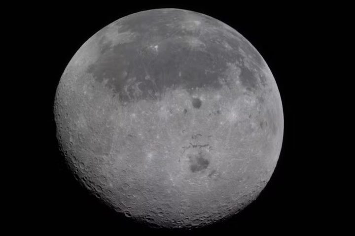 Durante o voo, os astronautas também sugeriram nomes para duas crateras lunares: uma delas foi chamada de 