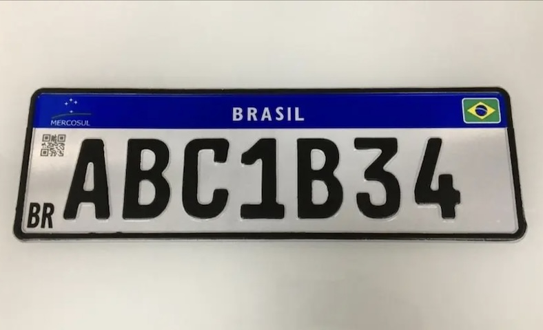 Atualmente, a placa brasileira apresenta fundo branco, faixa azul superior, o nome do país acompanhado da bandeira nacional e o emblema do Mercosul. Outro elemento obrigatório é o QR Code, que permite verificar autenticidade, rastreamento e dados do veículo por meio de um sistema eletrônico de segurança.
