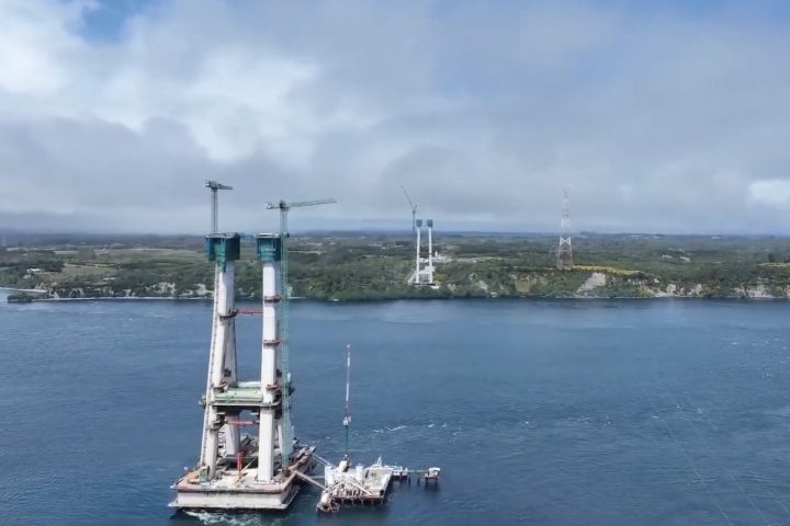 Para enfrentar esse conjunto de desafios, a ponte foi concebida no modelo suspenso, com três torres principais estrategicamente posicionadas para garantir equilíbrio e resistência. O investimento total ultrapassa a marca de 1 trilhão de pesos chilenos (cerca de R$ 5,6 bilhões), montante que reflete não apenas o custo dos materiais, mas também a instalação de sistemas avançados de monitoramento, segurança e a criação de acessos rodoviários integrados.