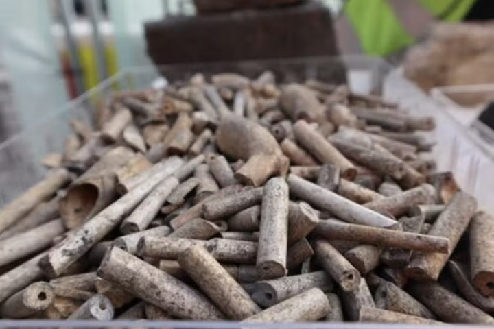 Esse material desempenhava papel fundamental na construção e no acabamento de edifícios, especialmente em períodos de reconstrução urbana após incêndios, comuns em cidades históricas. A descoberta oferece uma visão detalhada das práticas de trabalho e da organização urbana de Skien em séculos passados, além de reforçar a importância da cidade como centro comercial e produtivo.