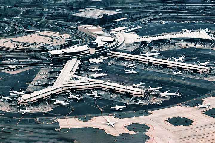 A cidade é um polo logístico e financeiro, com o Aeroporto Internacional de Newark como peça-chave. Sua economia também se beneficia da proximidade com Nova York, atraindo empresas e trabalhadores de diferentes setores.