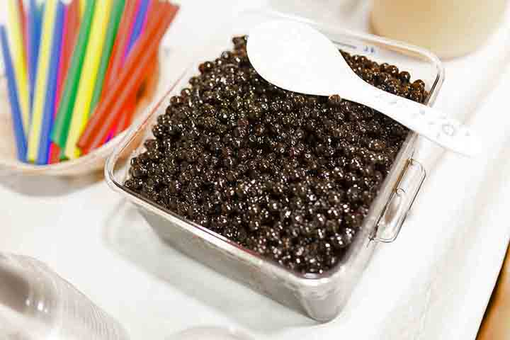 A base do bubble tea é relativamente simples: chá (geralmente preto ou verde), leite ou frutas, açúcar e as famosas “bolhas”, que normalmente são pérolas de tapioca - pequenas esferas mastigáveis feitas a partir do amido da mandioca. 
