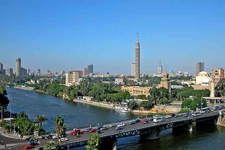 A Ilha de Gezira, no meio do Nilo, abriga o bairro de Zamalek e a Torre do Cairo, símbolos da modernidade da capital. O local combina áreas residenciais elegantes com espaços culturais e gastronômicos que atraem visitantes. A torre oferece uma vista panorâmica inesquecível da cidade, conectando tradição e urbanismo em um só cenário.