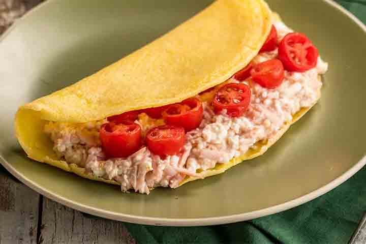 A receita é versátil, podendo ser combinada com ingredientes saudáveis como queijos magros, frango desfiado, legumes ou frutas, e tem preparo rápido, ideal para o café da manhã ou lanches intermediários.
