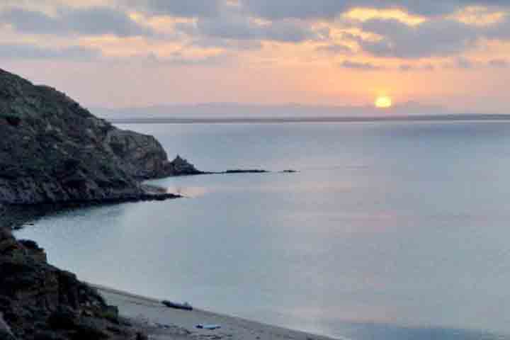 No campo do turismo, o arquipélago permanece relativamente pouco explorado, o que o diferencia de outros destinos do Mar Vermelho. Ainda assim, vem despertando interesse crescente, sobretudo entre mergulhadores e praticantes de snorkeling, atraídos pela transparência das águas e pela riqueza dos recifes. 
