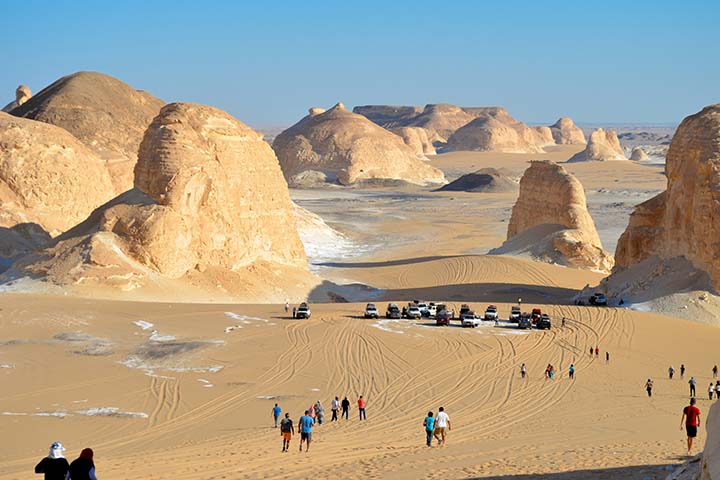O Deserto Branco se diferencia por suas formações de giz, raras em outras regiões áridas, enquanto o Saara é marcado por dunas douradas e aqui predominam esculturas naturais brancas. Essa singularidade reforça seu valor turístico e científico, destacando-o como um espaço de estudo e contemplação. A comparação evidencia sua exclusividade no cenário mundial e consolida sua importância cultural e ambiental.