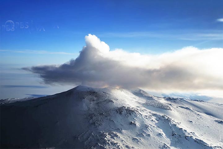 O Monte Erebus e sua duna inspiraram obras literárias e reflexões filosóficas sobre os limites humanos. O contraste entre fogo e gelo simboliza dualidades da existência. É um espaço que transcende a ciência e toca o imaginário coletivo.
