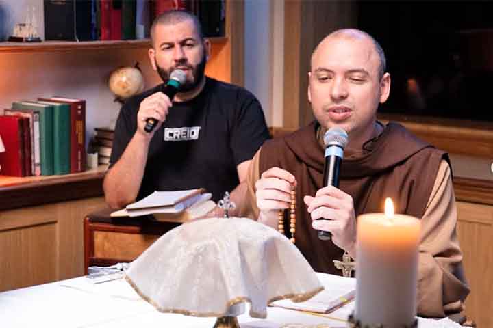 Em outro momento, durante uma oração realizada ao lado de outro sacerdote, frei José Lucas, ele provocou questionamentos sobre a mistura entre religião e posicionamento político ao fazer uma súplica: “Livrai-nos, mãe de Deu e nossa, do flagelo do comunismo”. 
