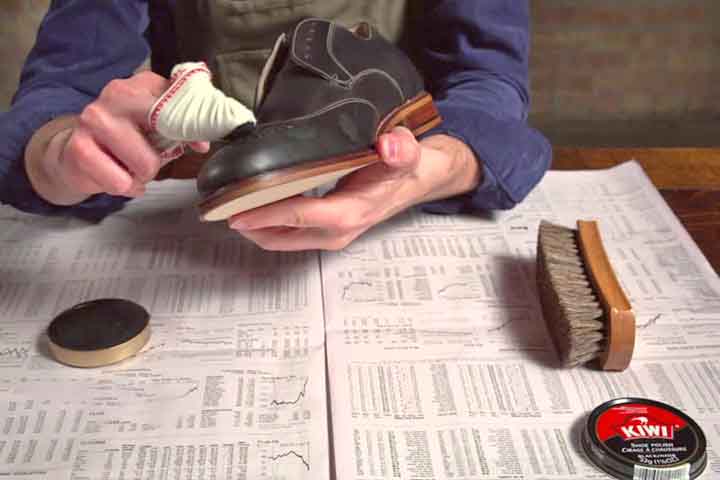 Em sua composição tradicional, a graxa de sapato é formada por uma mistura de ceras naturais e sintéticas, óleos e pigmentos. Substâncias como cera de abelha, cera de carnaúba e derivados de petróleo são responsáveis por criar uma camada protetora sobre o couro, ajudando a evitar o ressecamento e o desgaste precoce. Os pigmentos, por sua vez, restauram ou intensificam a cor original do calçado, contribuindo para um aspecto renovado.
