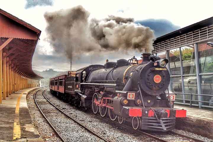 Guararema desenvolveu um circuito turístico que permite ao visitante explorar seus principais pontos em um único dia ou durante um fim de semana tranquilo. Um dos destaques é a tradicional Maria Fumaça, conhecida como “Velha Senhora”, que percorre cerca de 7 quilômetros entre a estação central e a charmosa Vila de Luís Carlos.