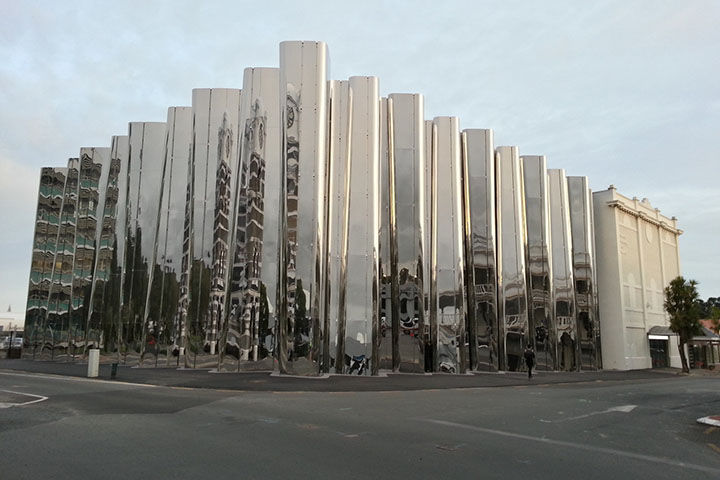 Assim, o Len Lye Centre não apenas preserva a história de um visionário, mas aponta para o futuro da criação artística, redefinindo a visita cultural como uma experiência de imersão total. 