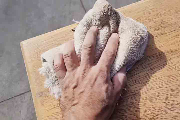 O conhecimento das propriedades de cada tipo de madeira é fundamental para garantir um acabamento de qualidade. Ignorar essas características pode resultar em retrabalho e custos adicionais, além de comprometer a aparência final da peça. Por isso, a escolha do produto de acabamento deve levar em conta não apenas o efeito desejado, mas também a compatibilidade com a espécie utilizada.
