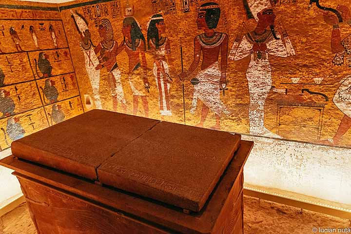 Tutancâmon tornou-se famoso após a descoberta de sua tumba intacta em 1922, revelando tesouros extraordinários e preservados. Embora seu reinado tenha sido curto, simbolizou o retorno às tradições religiosas anteriores ao culto de Aton. Sua figura é hoje um dos maiores ícones do Egito Antigo e da arqueologia mundial.

