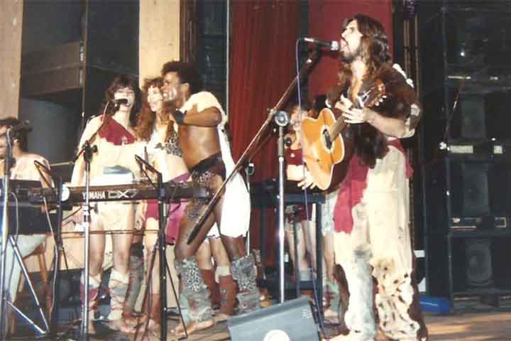 Em 1975, Oswaldo Montenegro lançou o seu primeiro compacto, “Sem Mandamentos”, e, três anos mais tarde, o LP “Trilhas”, álbum que inaugurou de fato sua trajetória discográfica.
