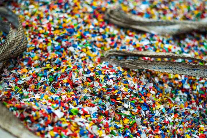 Microplásticos são fragmentos menores que 5 milímetros, resultantes da degradação de plásticos maiores. Eles conectam descarte cotidiano à contaminação invisível de oceanos, solos e até alimentos. O impacto na saúde humana e ecossistemas é uma preocupação científica crescente.