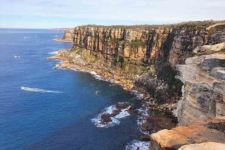 Com mais de 16 milhões de visitantes anuais, Sidney é destino obrigatório para quem busca paisagens icônicas. A travessia da ponte, seja de carro, trem ou a pé, é uma experiência que conecta história e emoção.