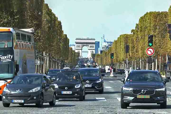 O trânsito intenso ao redor da Praça reflete sua centralidade na vida parisiense e sua função prática. Milhares de veículos circulam diariamente em torno do obelisco, criando uma dinâmica urbana constante por aquela região. Além disso, o movimento contrasta com o caráter histórico e contemplativo do local, gerando uma atmosfera singular e vibrante.