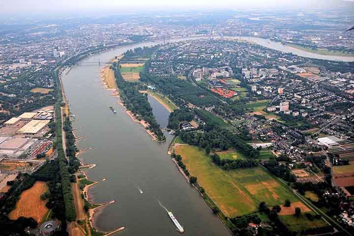O Reno é artéria econômica da Europa Central, transportando carvão, aço e produtos químicos. Sua hidrovia conecta indústrias alemãs ao comércio internacional. Essa função logística reforça sua posição como motor da integração europeia.