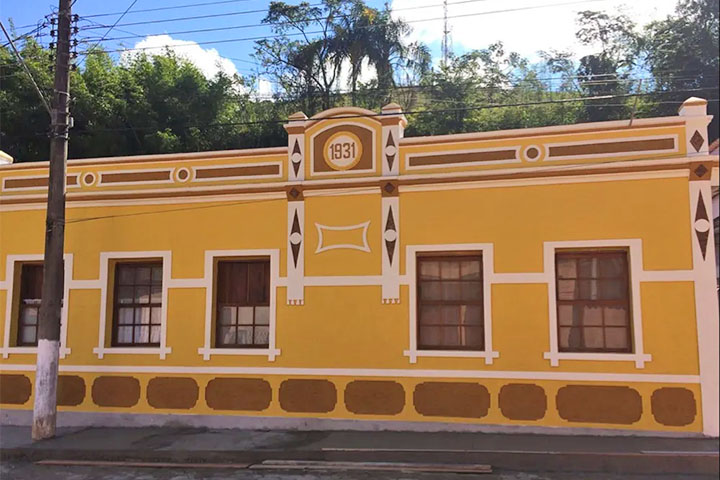 Inserido no chamado Vale Histórico, ao lado de cidades como Bananal e Areias, São José do Barreiro oferece ao visitante uma experiência singular: caminhar por ruas que preservam a arquitetura colonial, explorar trilhas centenárias e contemplar paisagens que permanecem praticamente intactas desde os tempos do Brasil Império. 
