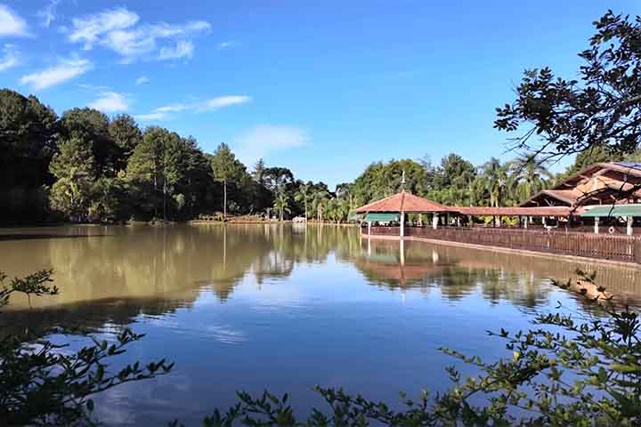 Em Treze Tílias, as principais atrações turísticas ficam bem próximas umas das outras. O Parque Lindendorf, repleto de jardins, oferece trilhas e restaurante com comida e música típicas.
