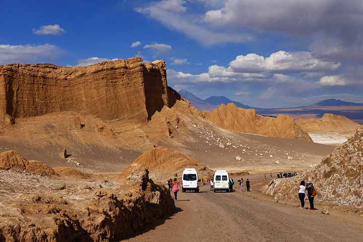 Com o aumento do turismo e a ameaça de o impacto humano comprometer a fragilidade natural do Vale da Lua, cresce a preocupação com sua preservação. Por isso, há regras para visitas e trilhas delimitadas com o objetivo de garantir que futuras gerações também possam contemplar esse cenário. O equilíbrio entre exploração e conservação é, portanto, um desafio que envolve responsabilidade coletiva.