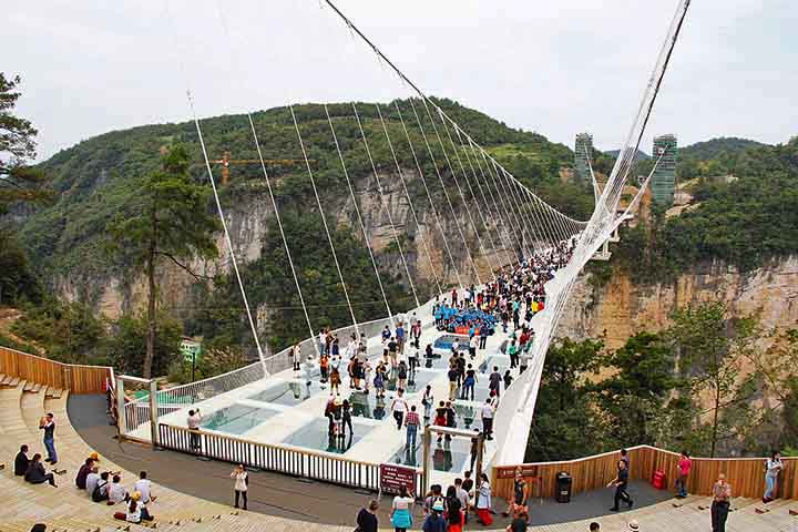 Zhangjiajie abriga, ainda, a maior ponte de vidro suspensa do planeta, com 430 metros de comprimento. A estrutura monumental foi projetada para ligar dois penhascos e se tornar um marco de engenharia. Sua grandiosidade arquitetônica, portanto, tornou-se símbolo da modernidade que dialoga com a natureza ancestral da região.
