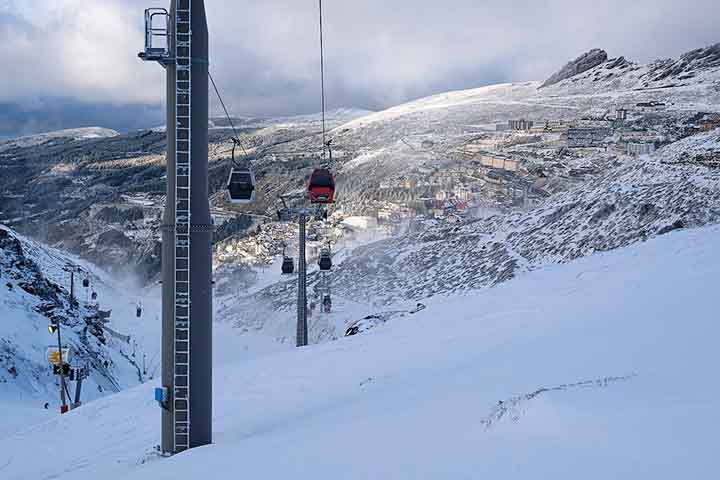 A Sierra Nevada é um maciço montanhoso próximo a Granada, com picos que ultrapassam 3.400 metros. É destino para esqui no inverno e trilhas no verão. Sua biodiversidade e paisagens deslumbrantes atraem visitantes o ano todo.