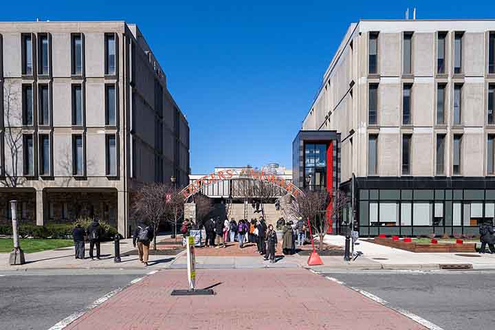 Newark abriga instituições renomadas, como a Rutgers University–Newark, que contribuem para a formação acadêmica e científica. A cidade investe em programas educacionais voltados para inclusão e desenvolvimento social.