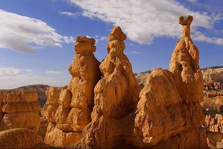 Segundo tradições indígenas, os hoodoos são seres transformados em pedra como punição por atos perversos. Alguns parecem animais, outros figuras humanas em fileiras misteriosas. Essa visão mítica reforça o caráter enigmático da paisagem e sua aura espiritual.