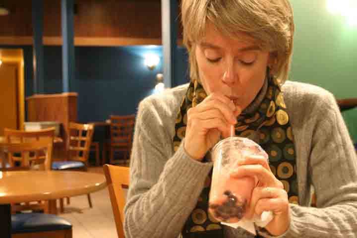 Independentemente de quem tenha sido o criador, o bubble tea emergiu como uma reinvenção moderna de tradições antigas, combinando o hábito milenar de beber chá com uma abordagem inovadora e lúdica.
