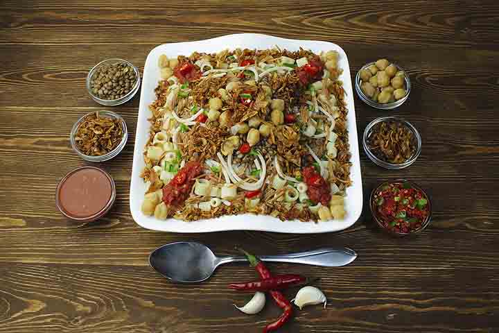 A culinária do Cairo mistura sabores árabes e mediterrâneos em pratos como koshari e falafel, que conquistam paladares diversos. Restaurantes e cafés tradicionais oferecem experiências autênticas aos visitantes, reforçando a identidade local. A gastronomia é parte essencial da cultura da cidade, revelando sua riqueza e diversidade.