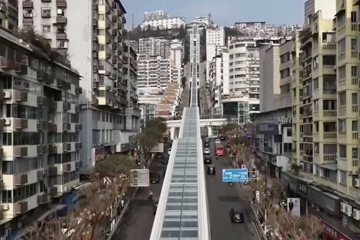 O sistema impressiona pelas dimensões: são 914 metros de extensão e 244 metros de desnível total, integrando 21 escadas rolantes interligadas, além de elevadores, esteiras automáticas e passarelas.