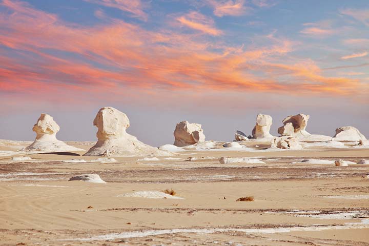 A área é protegida para evitar danos às formações rochosas e ao ecossistema, e visitantes são orientados a não deixar resíduos e respeitar os limites estabelecidos. A preservação garante que futuras gerações possam apreciar o local em sua plenitude. O cuidado ambiental assegura a continuidade de sua beleza e reforça o valor do Deserto Branco como patrimônio natural.