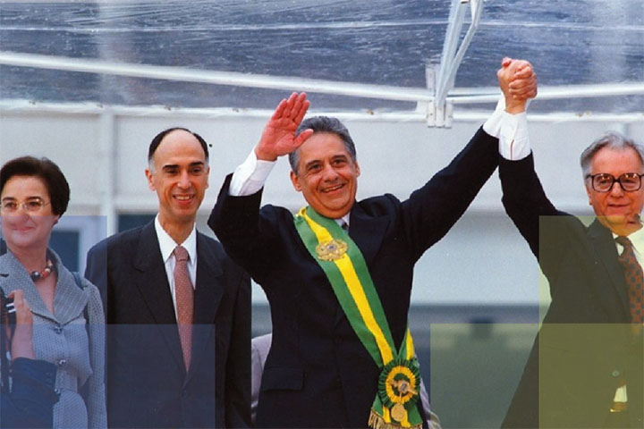Eleito presidente em 1994 e reeleito em 1998, Fernando Henrique Cardoso governou o Brasil por dois mandatos consecutivos, entre 1995 e 2002. Seu governo foi marcado pela consolidação da estabilidade econômica, pela abertura ao mercado internacional e por um amplo programa de privatizações. 
