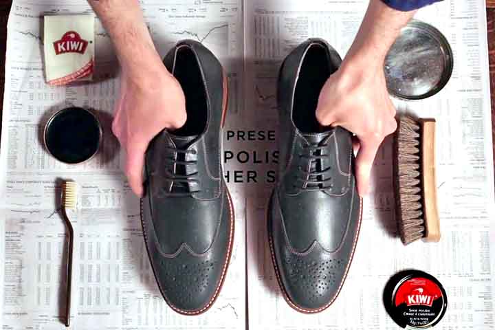 Historicamente, a graxa de sapato ganhou popularidade com a expansão do uso de calçados de couro, especialmente a partir do século 19. A atividade de engraxate, comum em centros urbanos, tornou-se parte do cotidiano em muitas cidades ao redor do mundo, representando tanto um serviço essencial quanto uma fonte de renda para milhares de trabalhadores.
