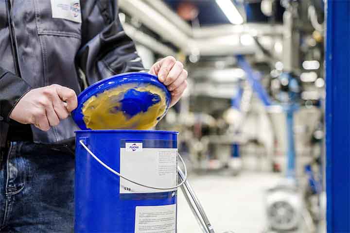 Do ponto de vista ambiental e de segurança, o uso e o descarte da graxa exigem atenção. Por conter derivados de petróleo e substâncias químicas, o produto pode causar impactos ambientais se descartado de forma incorreta. Por isso, normas técnicas e regulamentações recomendam o recolhimento e a destinação adequada desses resíduos, prática que vem sendo reforçada por políticas de sustentabilidade e gestão ambiental em diversos países.
