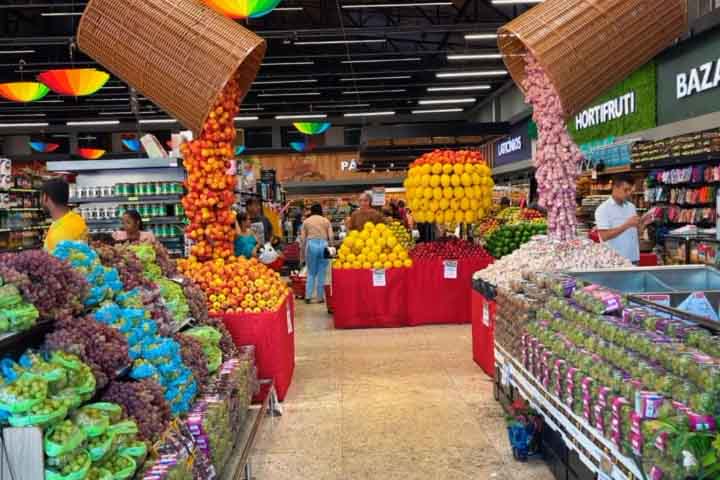 A trajetória profissional de Júnior começou cedo e de forma bastante prática. Aos 18 anos, iniciou sua carreira como repositor em supermercados no Pará, passando por cidades como Parauapebas e Tucuruí. Nesse período, teve contato direto com a rotina operacional das lojas, aprendendo desde a organização básica dos produtos até a importância da apresentação para atrair clientes. 

