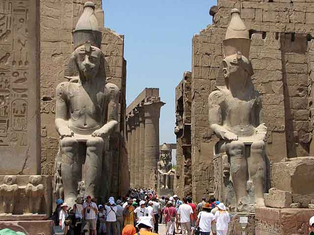 Luxor e Karnak são hoje destinos turísticos de grande relevância mundial, atraindo milhares de visitantes fascinados pela grandiosidade. O turismo contribui para a economia egípcia e para a preservação dos sítios arqueológicos. Caminhar por esses templos, portanto, é considerado uma experiência única e transformadora.