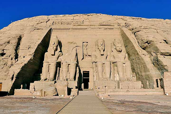 Ramsés 2º, conhecido como Ramsés, o Grande, reinou por mais de 60 anos e construiu monumentos como Abu Simbel e o Ramesseum. Sua vitória na Batalha de Kadesh e o tratado de paz com os hititas marcaram sua diplomacia e força militar. O faraó é lembrado como um dos mais poderosos e influentes da história egípcia.