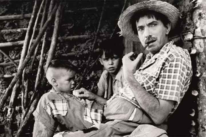 Ao longo das décadas seguintes, protagonizou sucessos que marcaram época, como “Jeca Tatu” (1959), inspirado na obra de Monteiro Lobato, no qual deu vida ao icônico caipira que enfrenta dificuldades no campo com ingenuidade e astúcia, em uma narrativa que mistura humor e crítica social. 
