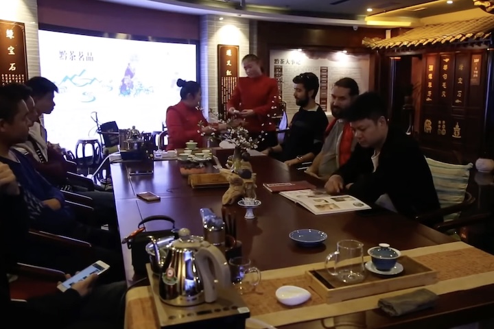 O prédio conta com 15 andares que comportam diversas atividades, incluindo um hotel boutique, galerias de arte, espaços para eventos e um mirante no topo, transformando o local em um centro turístico dinâmico.