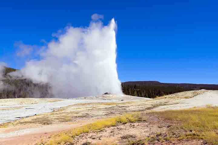 Apesar de previsível, o Old Faithful não é imutável. Prova disso é que mudanças geológicas, como terremotos e variações subterrâneas, podem alterar sua frequência e intensidade. Ainda assim, continua sendo um lembrete da força e da beleza da Terra em constante transformação.