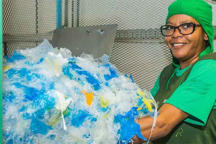 A reciclagem conecta consumo consciente à redução de resíduos, mas enfrenta barreiras como separação inadequada e baixa infraestrutura. Diferentes tipos de plásticos exigem processos específicos, tornando o sistema complexo. A educação ambiental e políticas públicas são fundamentais para ampliar resultados.