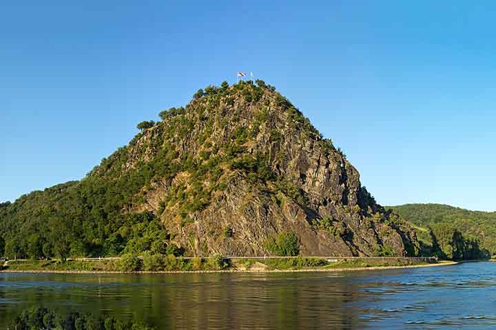 O Reno InspiraÃ§Ã£o para lendas como a da sereia Lorelei, que encantava navegadores, o rio tambÃ©m aparece em mÃºsicas clÃ¡ssicas e artes romÃ¢nticas, reforÃ§ando seu papel no imaginÃ¡rio europeu. O rio Ã© tanto realidade fÃ­sica quanto sÃ­mbolo cultural.