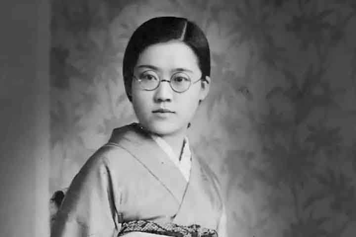 Tomie Ohtake nasceu em Koyoto, no Japão, em 21 de novembro de 1913. Com nome de batismo Tomie Nakakubo, ela adotou o sobrenome Ohtake após o casamento com o agrônomo Ushio Ohtake.
