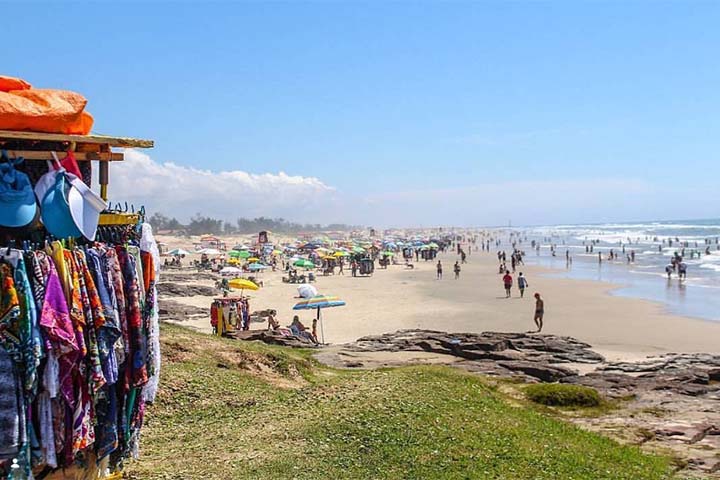 A história de Torres remonta a períodos muito anteriores à colonização europeia, com evidências arqueológicas que apontam a presença de povos indígenas, como Carijós e Minuanos, que habitavam a região e exploravam seus recursos naturais. Durante o período colonial, a área passou a ter importância estratégica por funcionar como corredor de passagem no litoral sul, sendo utilizada por tropeiros e viajantes que cruzavam a região. Ao longo do tempo, conflitos regionais e mudanças na dinâmica territo