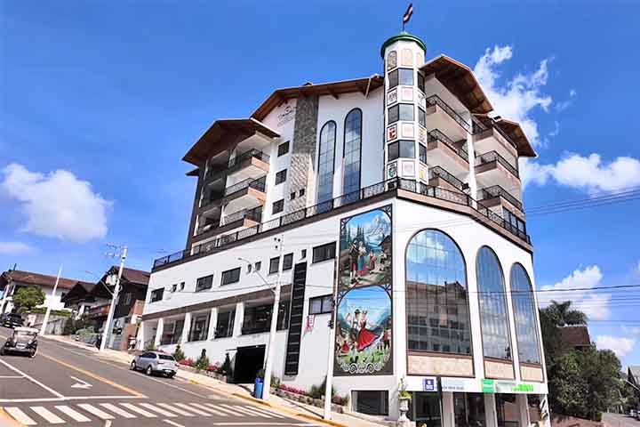 Nas primeiras décadas, a economia da cidade baseou-se na agricultura e na pecuária leiteira. Atualmente, porém, o turismo ocupa um papel de protagonismo, recebendo visitantes de diversas regiões, especialmente dos estados do Sul e Sudeste e de países vizinhos, como a Argentina.
