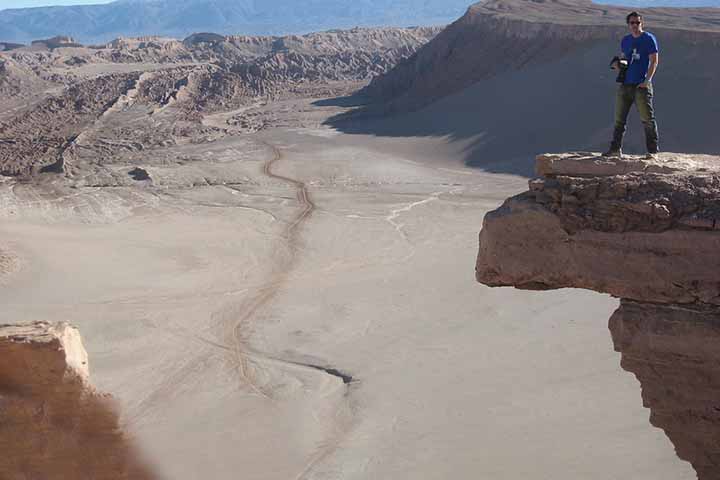 Visitar o Vale da Lua excede a visão de paisagens ao se sentir o silêncio absoluto, o vento cortante e a textura das rochas. Cada passo é uma imersão sensorial: o contraste entre calor do dia e frio da noite intensifica a experiência em um lugar que desperta emoções profundas e reflexões sobre a vida. A aridez extrema, inclusive, faz valorizar ainda mais a presença da água e da vegetação em outros ambientes. 