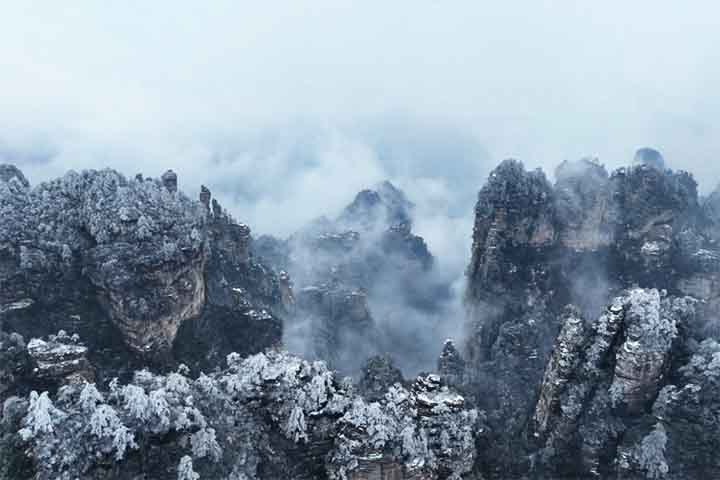 O Parque Nacional Florestal pode ser visitado o ano todo, mas a primavera e o outono oferecem temperaturas agradáveis e paisagens mais vibrantes. No inverno, a neve transforma as montanhas em esculturas brancas, criando um espetáculo diferente e igualmente fascinante. 