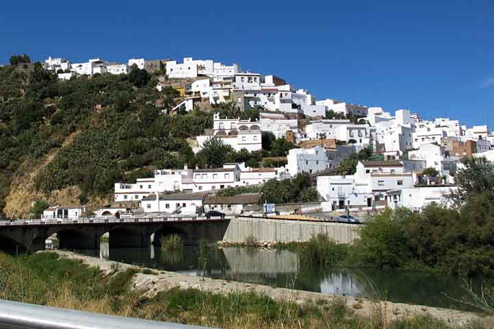 Os “pueblos blancos” são vilarejos com casas caiadas de branco, típicos da Andaluzia. Localizados principalmente em Cádiz e Málaga, oferecem vistas encantadoras. São símbolos da tradição rural e da hospitalidade andaluza.